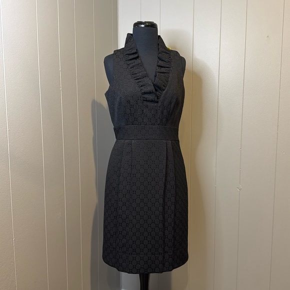 Taylor Dresses & Skirts - Taylor Black Sheath Jacquard Geometric Dots Sleeveless Ruffle Dress Size 6